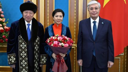 Тоқаев Вьетнамнан келген құрметті мейман оның жұбайына шапан жапты (ВИДЕО)