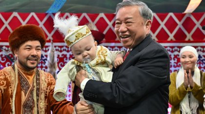 Вьетнам президенті То Лам қазақстандық сәбидің тұсауын кесті