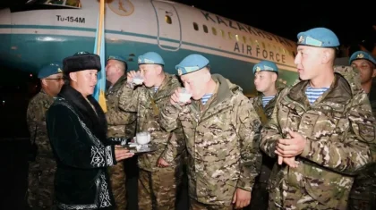 Әскери парадқа қатысқан жауынгерлер Мәскеуден оралды (ФОТО)