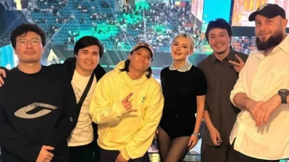 «Дін мен руханият туралы айтатын жігіттер»: «Ирина Кайратовна» тобы порноактрисамен суретке түсіп, сынға қалды