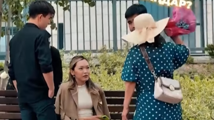 «Қазақтарға өтпейді бұндай пранк»: Қызды бір топ жігіттен қорғап қалған әже жұртты сүйсіндірді (ВИДЕО)