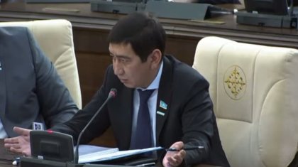 «Орысша сайрайды екенсіз ғой»: Ринат Зайыт қазақша түсінбеген шенеунікке аударма жасауға мәжбүр болды (ВИДЕО)