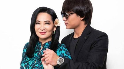 Қайрат Нұртастың анасы сыныптастарымен кездесуге барып жылап қалды (ВИДЕО)