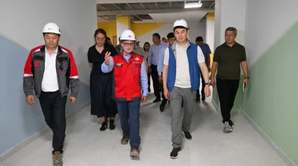 «Бізді жерге қараттыңыз»: Алматы әкімі 9 мектептің құрылысын аяқтамаған миллиардер Беловичке шүйлікті