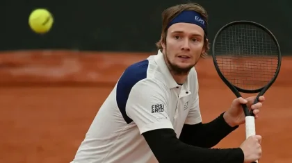 Әлемнің бірінші ракеткасын тізе бүктірді: Қазақстандық теннисші сенсация жасады