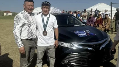 «Ёлка бәріне лайық»: Әлем чемпионатында жүлде алған Моңғолия қазағына жерлестері автокөлік мінгізді