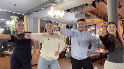 «Отбасына қайта оралды ма?»: Қыздарымен тренд түсірген Тұрсынбек Қабатов көпшілікті сүйсінтті