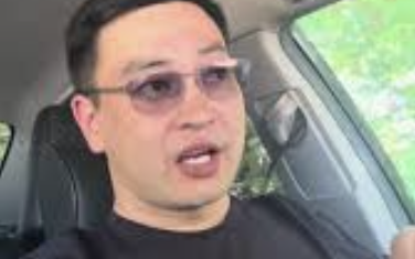 Күйеуі мен досы әйелімен жыныстық қатынасқа түседі.