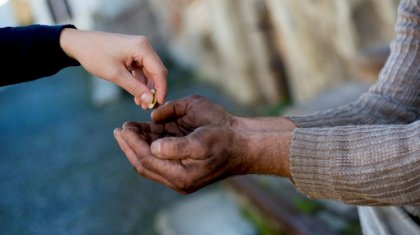 Ақтауда 50 жасар әйел мен оның балалары мүгедектерді қайыр сұрауға мәжбүрлеген