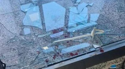 Алматы әуежайында ойнап жүрген баланың үстіне әйнек құлап кетті