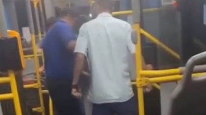 Алматыда ер адам автобуста қарт жолаушыны ұрып тастады: полиция тексеру жүргізіп жатыр