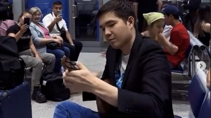 «Қазақтың рухы сезіледі»: «Адай» күйін шерткен қазақ жігіті шетелдіктерді таңдай қақтырды (ВИДЕО)