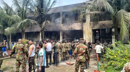 Бангладеште әскери ұшақ мектепке құлап, ондаған адам қаза тапты (ВИДЕО)