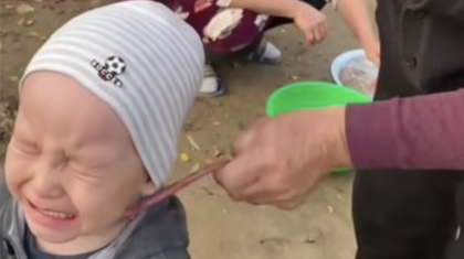 Баланы қылқындырып тілін шығару: пайдасы бар ырым ба, әлде қауіпті әрекет пе?