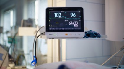 «Жағдайы өте ауыр»: Павлодарда анасы лақтырып жіберген балалардың жағдайы белгілі болды