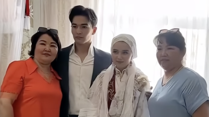 «Шымылдықтың ішінде ақ орамалмен»: Раушан Құдайберген келін атанды (ВИДЕО)