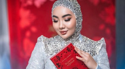 «Аңқау елге арамза молда»: Төреғалидің қарындасы кітап сатамын деп сынға қалды