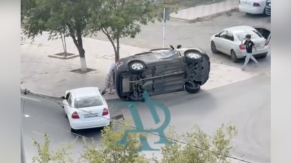 Батыр әже: Атырауда аударылған көлікті тұрғызған зейнеткер желі жұлдызына айналды (ВИДЕО)