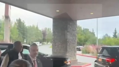 «СССР» жазулы кеудеше киген Лавров Аляскаға келді: Путин мен Трамп бетпе-бет кездеседі