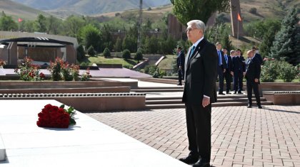 Тоқаев Шыңғыс Айтматовтың бейітіне зиярат етіп, рухына Құран бағыштады