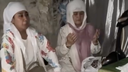 «Ата-бабаларды қорлап бітті»: Әйелдер Шопан атаның басына келіп білгенін істеген (ВИДЕО)