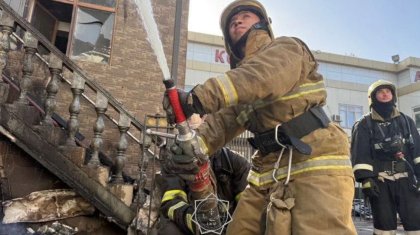 Алматыда үш қабатты ғимараттан өрт шықты