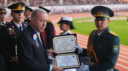 Тарихи сәт: Қазақ лейтенанты Ердоғанның қолынан диплом алды