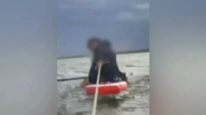 Тобыл өзенінде 2 адам мінген қайықты ағыс ағызып әкетті