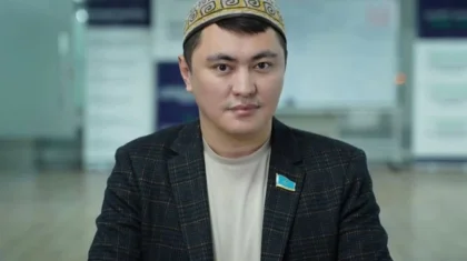 «Әйелдерді алаяқтыққа итермелеген курс»: Дәулет Мұқаев мандатынан айырылуы мүмкін