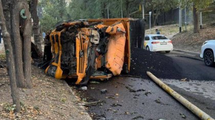 Алматыдағы Ремизовкада жүк көлігі газ бағанасын соғып, аударылып кетті (ВИДЕО)
