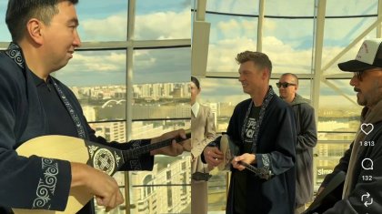 «Жаңа оқушылар»: Әйгілі Backstreet Boys тобы домбырадан сабақ алды (ВИДЕО)