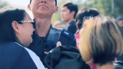 «Жігіттер нәзік болып кеткен»: Анасын көріп жылап жіберген курсанттың әрекеті қызу талқыланып жатыр (ВИДЕО)