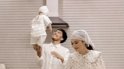 «Cartier мен Iphone»: Ерке Есмахан бала күтушісіне бағалы сыйлық беріп, жұртты таңғалдырды