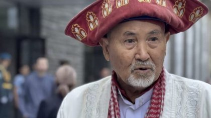 «Мен таза, адал адаммын»: Әйелді баспалдақтан итерген Амантай қажы жазадан құтылып кетті