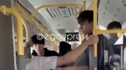 «Әкесіндей адамды аяусыз тепкіледі»: Астанадағы автобустардың бірінде жолаушылар жаға жыртысты (ВИДЕО)