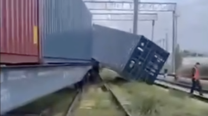 Қостанайда вагон рельстен шығып, контейнер құлады: ҚТЖ апатты жасырып отыр