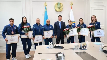 «Алуаға 40 миллион»: Алматы әкімі бокстан әлем чемпионы атанған қыздарды марапаттады