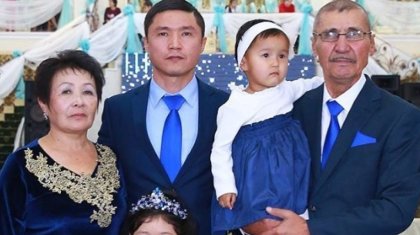 «Дүниедегі оңбаған мен шығармын»: Бағлан Әбдірайымов әке-шешесіне көлік алып, үй салып бермегеніне өкінетінін айтты (ВИДЕО)