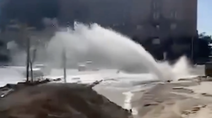 «Қысқа дайынбыз» деген әкімдік қайда? Ақтауда жап-жаңа құбыр жарылып, көшелер су астында қалды (ВИДЕО)