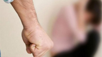 «Мойнынан қысып, ұрған»: Ақтөбелік әкім көңілдесін ұрғаны үшін жазаға тартылды