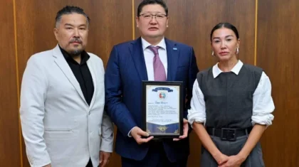 «Ерекше сезімді бастан кешіп отырмын»: Мұстафа Өзтүріктің қызы әкесінің туған жері Абай облысына барды