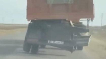 Үш дөңгелекпен жолда жүрген КамАЗ: жүргізуші жауапқа тартылады