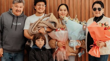 «Көптен күткен Таусоғар»: Жанар Айжанова қызы мен немересін перзентханадан шығарды