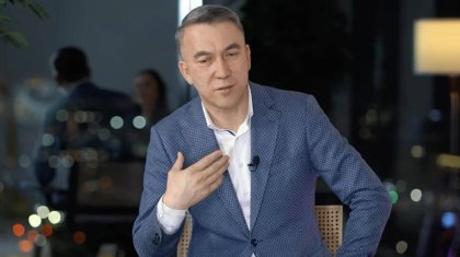 «Әзіл емес, нағыз келеке ету»: Есен Елеукенмен қалжыңдасқан журналист сынға қалды (ВИДЕО)