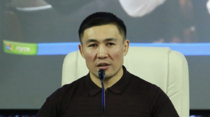 «Шекспирдің кітабында Төле би мен Қазыбек бидің оқиғасы бар екен»: Ардақ Назаров тағы да күлкіге қалды (ВИДЕО)