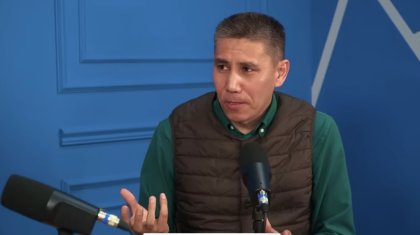 «Бөтен тілді үйретпей қоя тұр»: Санжар Керімбай бала 13 жасқа толғанша қазақша өсірген дұрыс екенін айтты (ВИДЕО)