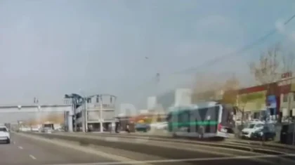 Алматыда автобус аялдамаға соғылды: Зардап шеккендер бар (ВИДЕО)