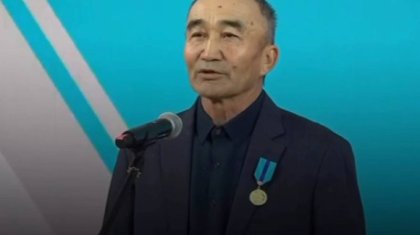 «Көше сыпырсам да, елге пайдам тисін дедім»: Қытайдан келген азамат 20 жыл еңбегінен кейін марапатталды (ВИДЕО)