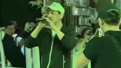 «Сандықтан шықты ма?»: Ерболат Құдайбергеннің тойда ән салып жүрген видеосы тарады (ВИДЕО)