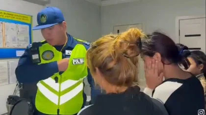 «Сегіз баланың анасымын»: Шымкентте шетелдік қыздар қайырымдылықты сылтауратып, алаяқтық жасаған